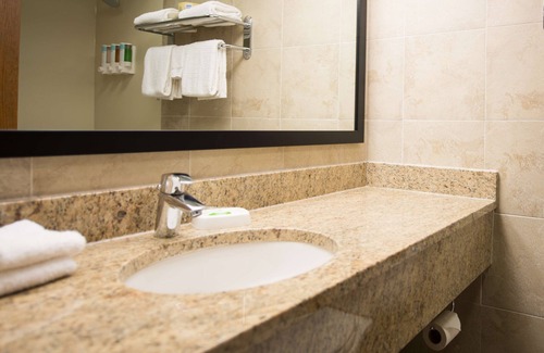 Cape Girardeau Hotel | Comfortable Stay at Pear Tree Inn Cape Girardeau with Pool
