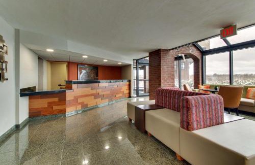 Arnold Hotel | Pet-Friendly Pear Tree Inn St. Louis - Arnold with Pool