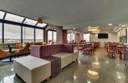 Arnold Hotel | Pet-Friendly Pear Tree Inn St. Louis - Arnold with Pool