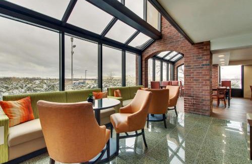 Arnold Hotel | Pet-Friendly Pear Tree Inn St. Louis - Arnold with Pool