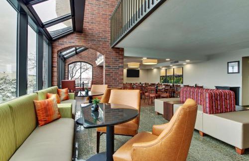 Arnold Hotel | Pet-Friendly Pear Tree Inn St. Louis - Arnold with Pool
