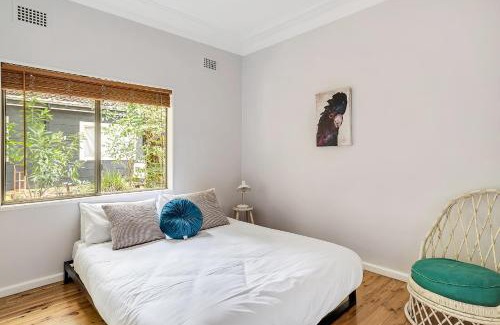 Pearl Beach House | Pet-Friendly Beach Shack: Just 2 Min Walk to the Water