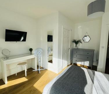 Gorleston-on-Sea House | Coastal Getaway: Pearl House with Pet-Friendly Amenities
