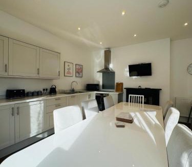 Gorleston-on-Sea House | Coastal Getaway: Pearl House with Pet-Friendly Amenities
