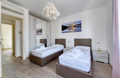 Lugana Apartment | Relax at Pearl House - Sirmione Holiday with Private Jacuzzi