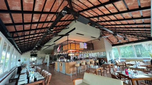 Mahe Bed & Breakfast | Discover Pearl Mahe: Family-Friendly with Breakfast Included