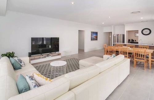 West Busselton House | Oceanfront Pearl Mews: Your Family Getaway in Busselton