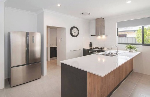 West Busselton House | Oceanfront Pearl Mews: Your Family Getaway in Busselton