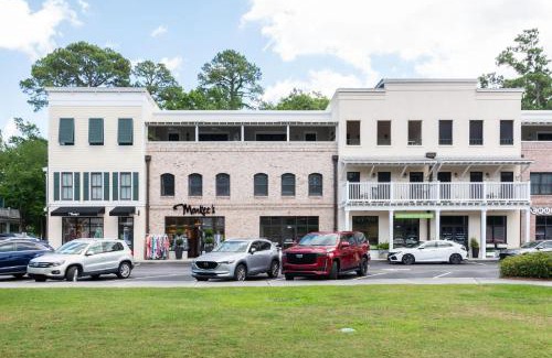 Bluffton House | Discover Pearl of the Promenade: Pet-Friendly Retreat