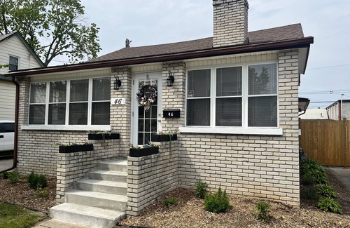 Kingsville House | Pet-Friendly Pearl on Pearl with Spa and Breakfast in Kingsville
