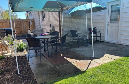 Kingsville House | Pet-Friendly Pearl on Pearl with Spa and Breakfast in Kingsville