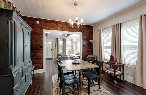 Tobin Hill House | Prime Location: Pearl Place Near Riverwalk & Family-Friendly