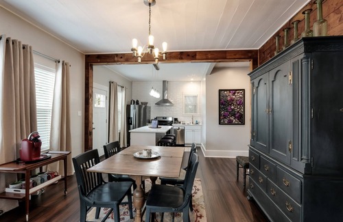 Tobin Hill House | Prime Location: Pearl Place Near Riverwalk & Family-Friendly