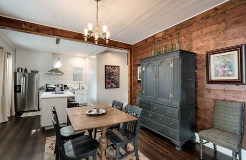 Tobin Hill House | Prime Location: Pearl Place Near Riverwalk & Family-Friendly