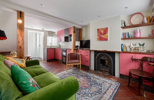 Farnham Cottage | Cozy Pearl's 2 Bedroom Cottage with Kitchen & Private Bath
