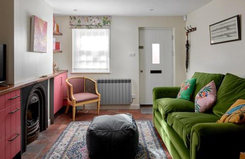 Farnham House | Oceanfront Pearls Cottage: Rated 9.3/10 & Family-Friendly