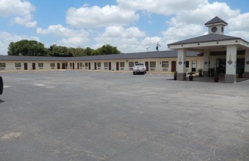 Pearsall Hotel | Family-Friendly Stay at Pearsall Executive Inn Awaits