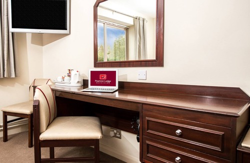 Milton Keynes Hotel | Budget-Friendly Peartree Lodge Waterside with Family Amenities