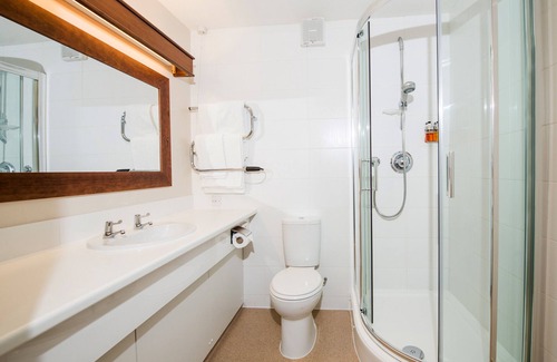 Milton Keynes Hotel | Budget-Friendly Peartree Lodge Waterside with Family Amenities