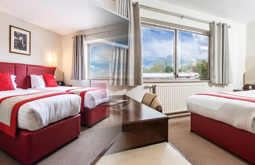 Milton Keynes Hotel | Budget-Friendly Peartree Lodge Waterside with Family Amenities