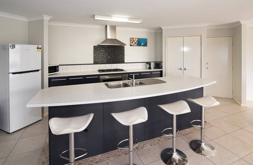 Geographe House | Pebble Beach House: Family-Friendly with Wifi & Theatre Room