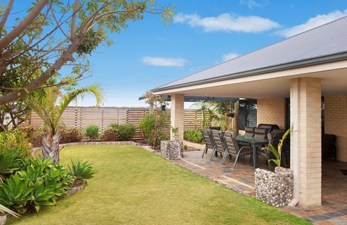 Geographe House | Pebble Beach House: Family-Friendly with Wifi & Theatre Room