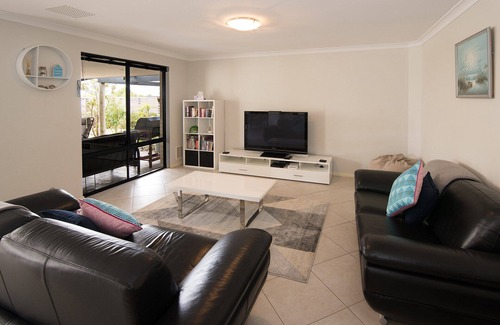 Geographe House | Pebble Beach House: Family-Friendly with Wifi & Theatre Room