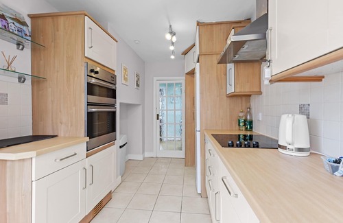 Worthing House | Pebble Corner with Free Parking | By My Getaways
