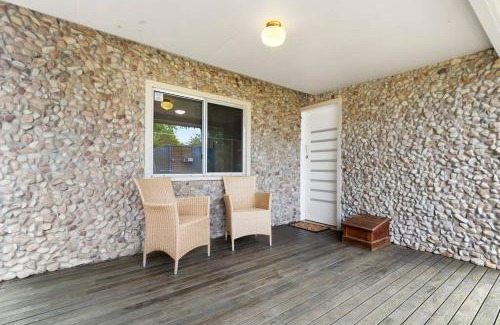 Beachmere House | Pebble Cottage: Pet-Friendly Retreat with Great Guest Ratings