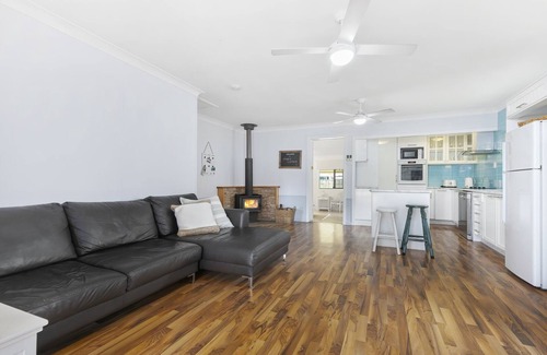 Beachmere House | Discover Pebble Cottage: Oceanfront Retreat with Breakfast