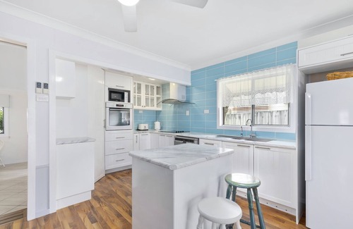 Beachmere House | Discover Pebble Cottage: Oceanfront Retreat with Breakfast