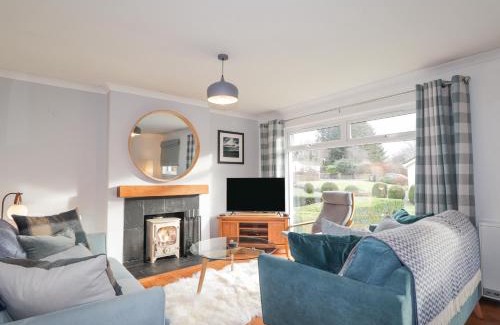 Achachork House | Delightful Pebble Cottage: Family-Friendly Retreat Rated 9.3