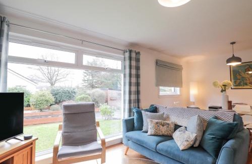 Achachork House | Delightful Pebble Cottage: Family-Friendly Retreat Rated 9.3