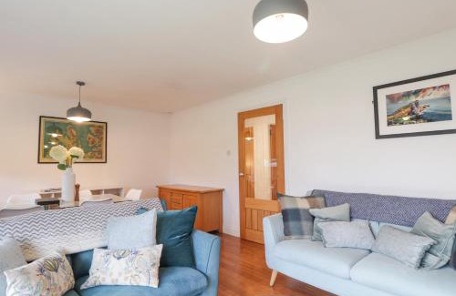 Achachork House | Delightful Pebble Cottage: Family-Friendly Retreat Rated 9.3