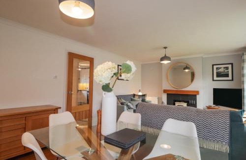 Achachork House | Delightful Pebble Cottage: Family-Friendly Retreat Rated 9.3