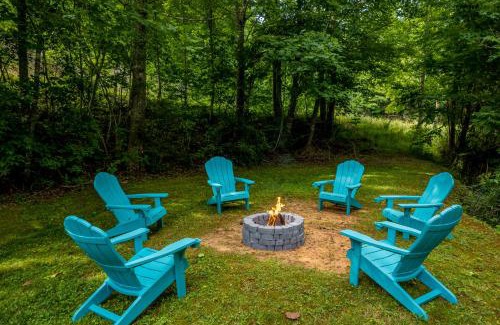Whittier House | Pet-Friendly Getaway at Pebble on The Creek