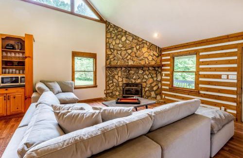 Whittier House | Pet-Friendly Getaway at Pebble on The Creek