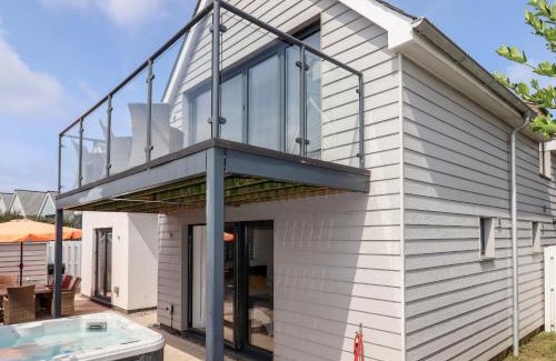 Westleigh House | Pebble Ridge View: Family-Friendly Stay with Scenic Vistas