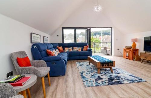 Westleigh House | Pebble Ridge View: Family-Friendly Stay with Scenic Vistas