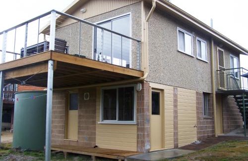 Coles Bay House | Relax at Pebble Shack: Oceanfront Family Retreat