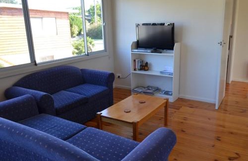 Coles Bay House | Relax at Pebble Shack: Oceanfront Family Retreat