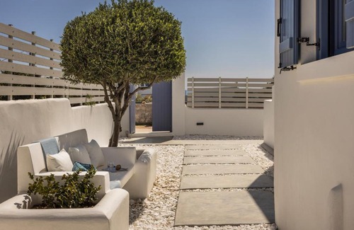 Aliki House | Pebble Summer House: Family-Friendly Oceanfront Escape