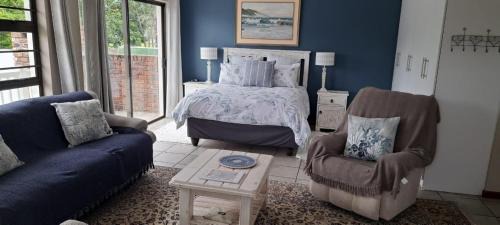 Chintsa Apartment | Oceanfront Retreat: Pebbles and Shells with Scenic Views