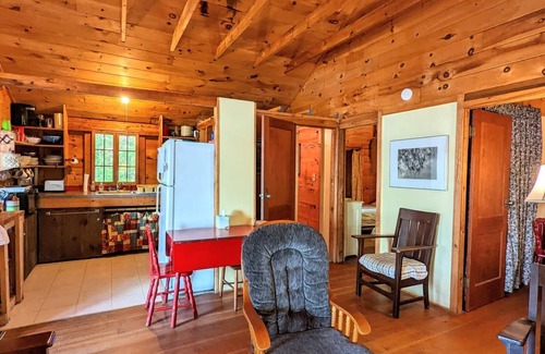 Laconia Cabin | Discover Pebbles Cottage on Lake Winnisquam - 10/10 Stay!