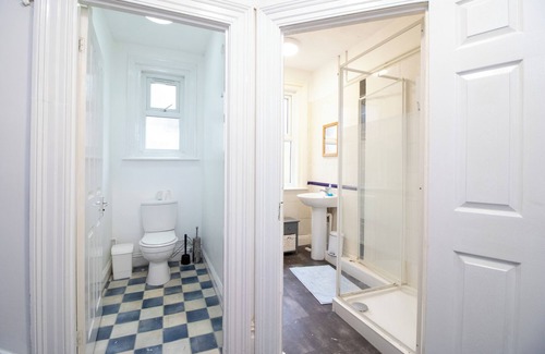 Southampton House | Budget-Friendly Pebbles Guest House - Family-Friendly Stay