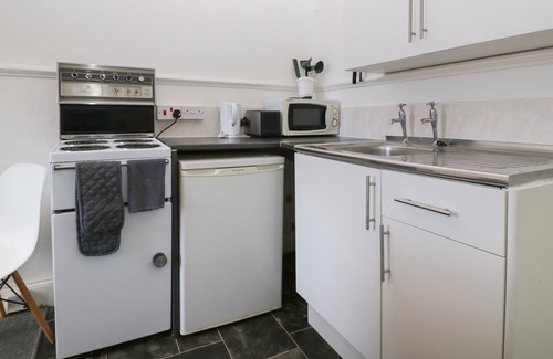 Weston-super-Mare Apartment | PEBBLES, pet friendly, character holiday cottage in Weston-Super-Mare