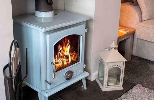 Llanddulas Cottage | Welcoming Pebbles Reach Cottage: Family and Pet-Friendly Stay