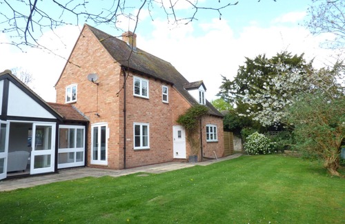 Wickhamford Cottage | Experience Pebworth Cottage: Rated 10/10 with Family Amenities