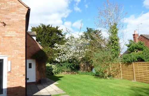 Wickhamford Cottage | Experience Pebworth Cottage: Rated 10/10 with Family Amenities