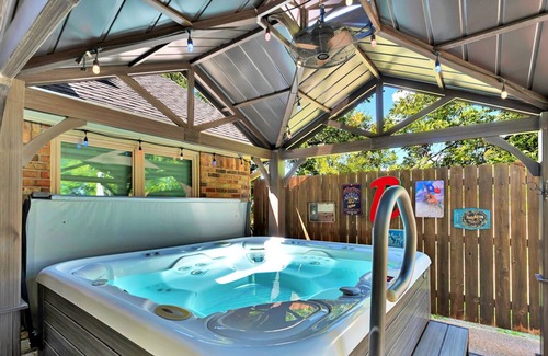 Woodway House | Pecan Grove Retreat-Waco/Baylor/The Silos/ Hot Tub